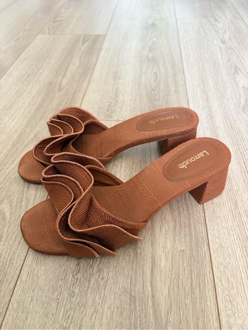 Larroude Brigitte Ruffle Mule in Caramel Raffia Size 8.5 - Picture 3 of 4